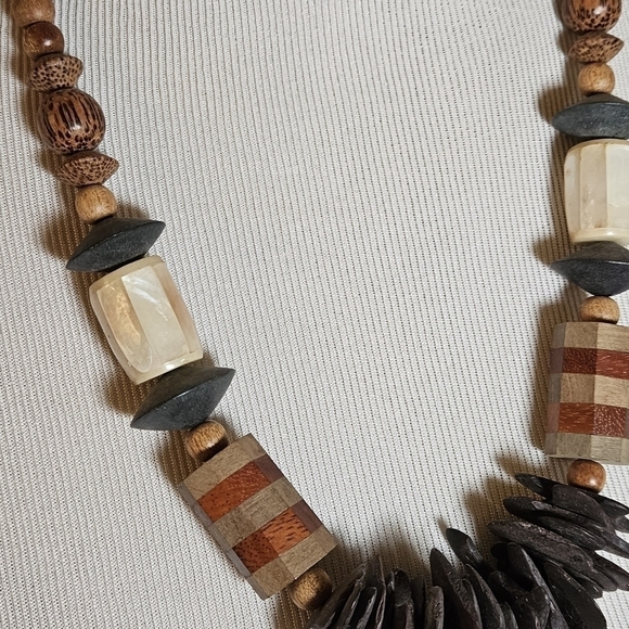 BEAUTIFUL Chunky Wooden Beads statement necklace. - Picture 8 of 8